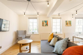 Central, Bright 2 Bed Flat - Pool & Sauna